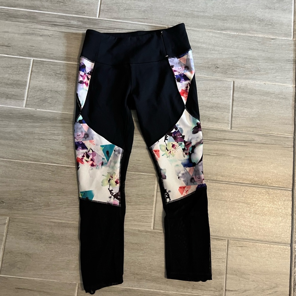 CALIA by Carrie Underwood cropped leggings size S